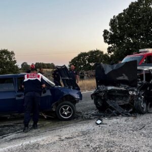 bursada iki otomobil kafa kafaya carpisti 1 olu 3 yarali ThIGtqvY