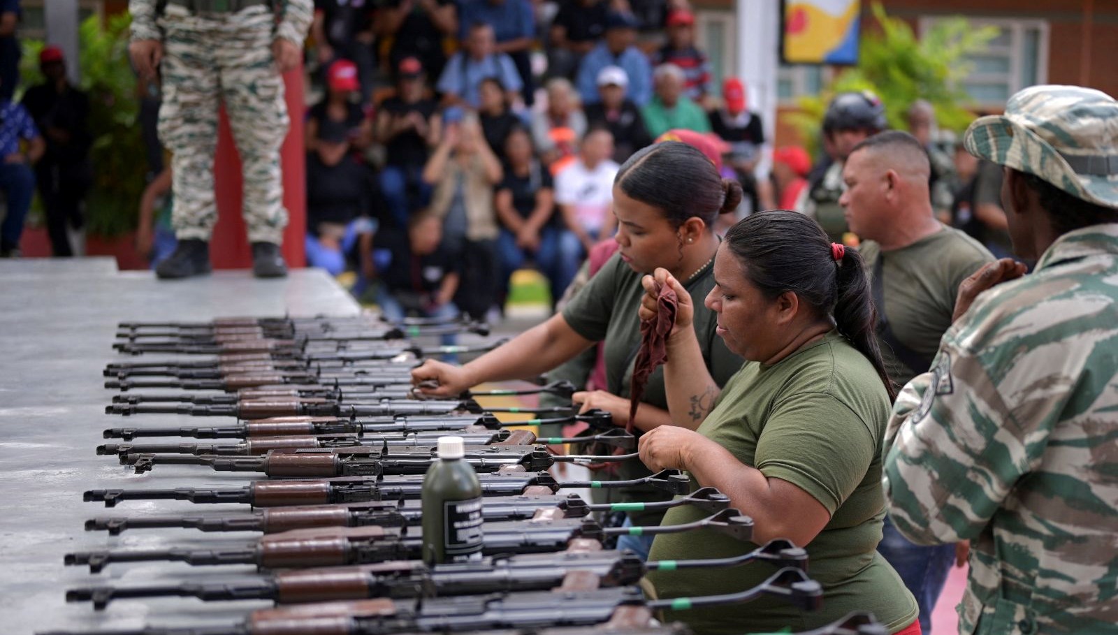 abdye karsi askeri hamle venezuelada siviller silahlaniyor AtyFzLTM