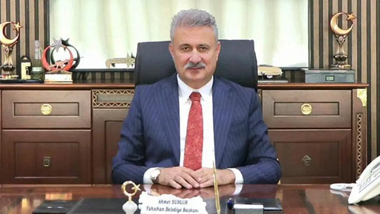 gozaltina alinmisti akpli yahsihan belediye baskani ahmet sungur adliyeye sevk edildi rp8Vr38A