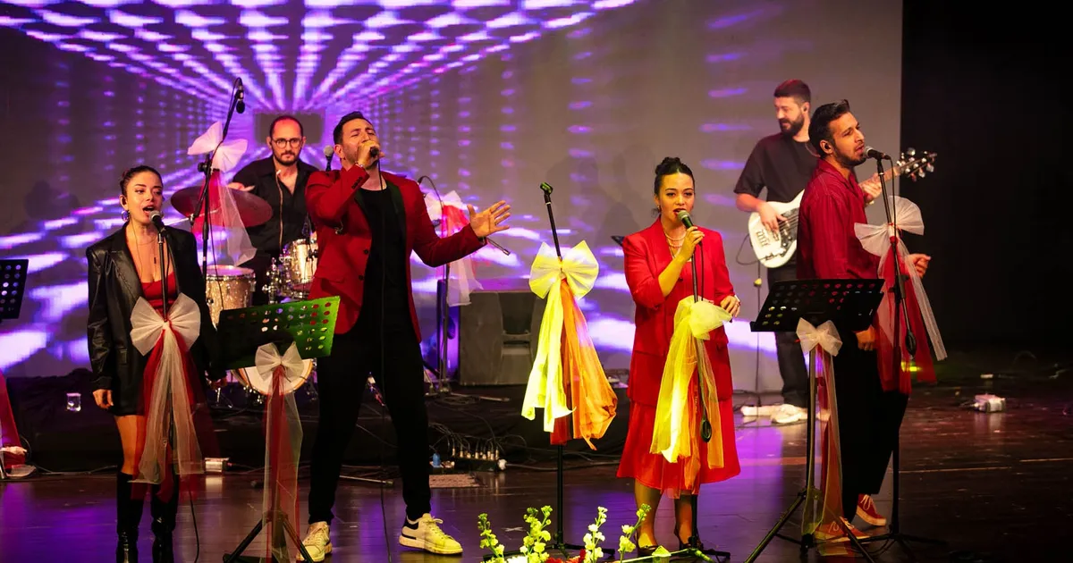 izmir guzelbahcede 102 yil coskusuna kortej ve konserli kutlama lqO2VDU1.webp